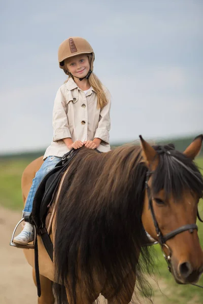 Petite Fille Dans Casque Équestre Chevauchant Cheval Fille Sur Une — Photo