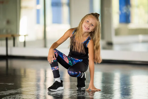 Una Joven Gimnasta Maillot Negro Mira Cámara Chica Bailando Coreografía — Foto de Stock