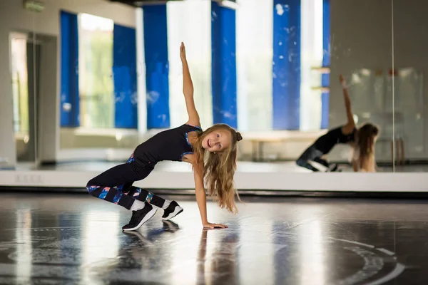 Una Joven Gimnasta Maillot Negro Mira Cámara Chica Bailando Coreografía — Foto de Stock