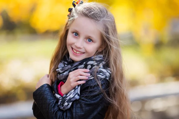 Retrato Una Hermosa Niña Niño Camina Hermoso Parque Otoño —  Fotos de Stock