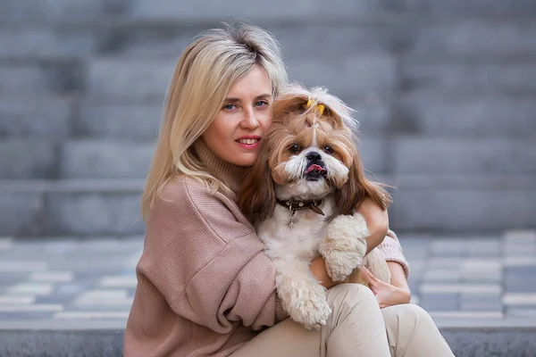 Portret Van Een Mooie Vrouw Met Een Leuke Shih Tzu — Stockfoto