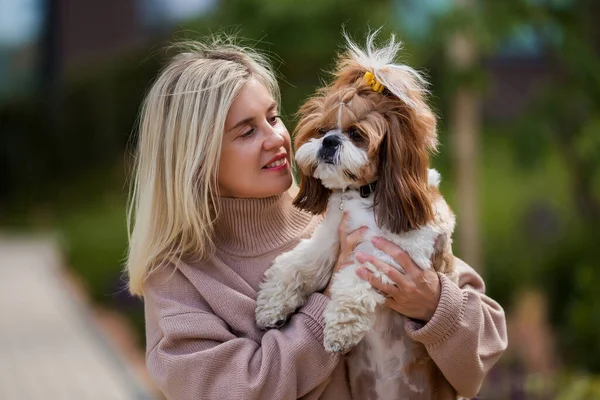 Retrato Uma Mulher Bonita Com Cão Bonito Shih Tzu — Fotografia de Stock