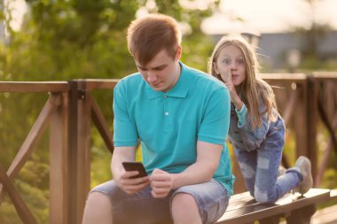 Küçük şirin kız kardeş yaz yürüyüşü sırasında bir abiyle flört ediyor, erkek kardeşler aşık, aile ilişkileri, iletişim aslında, duygusal yakın plan portre, sokak yaşam tarzı