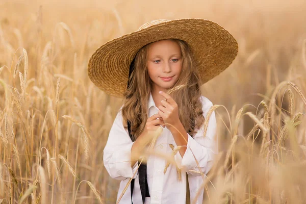 Adorabile Bambina Con Cappello Paglia Nel Campo Grano Bambino Con — Foto Stock