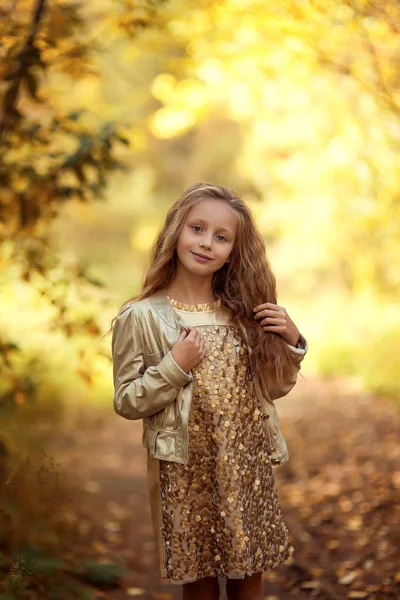 Herfst Portret Van Schattige Glimlachende Kleine Meisje Kind Bladeren Het — Stockfoto