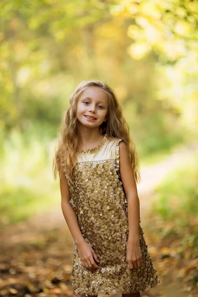 Herfst Portret Van Schattige Glimlachende Kleine Meisje Kind Bladeren Het — Stockfoto