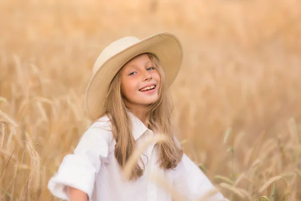 Menina Adorável Chapéu Palha Campo Trigo Criança Com Longos Cabelos — Fotografia de Stock