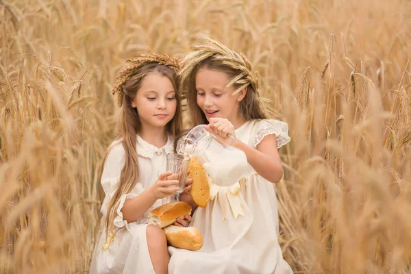 Счастливые Девушки Держат Руках Хлеб Молоко Портрет Двух Сестер Пшеничном — стоковое фото