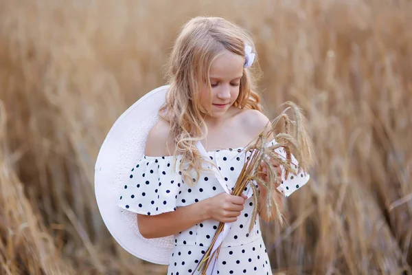 Petite Fille Blonde Dans Champ Blé — Photo