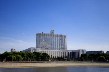 beyaz arkaplanda renkli tahta zarlar