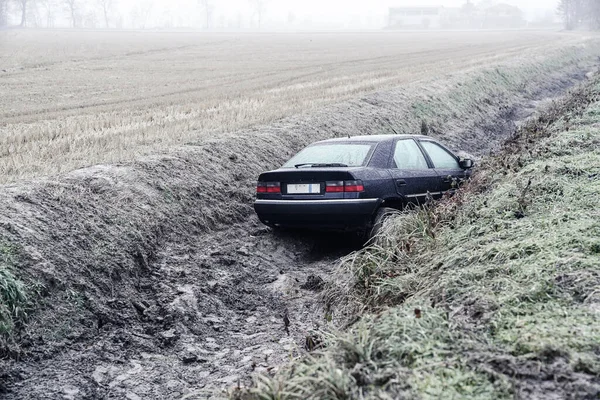 Havan topu - 01 / 13 / 2017: araba buzdan dolayı hendeğe düştü