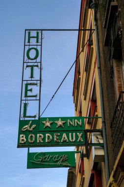 Clermont Ferrand - 08 / 24 / 2020: Gökyüzüne karşı retro otel tabelası