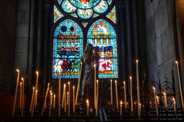 Clermont Ferrand - 08 / 24 / 2020: Cathedral Clermont Ferrand 'da mum ve vitray