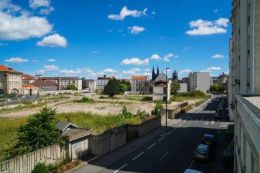 Clermont Ferrand - 08 / 24 / 2020: 29 Franklin Roosevelt Bulvarı - Yeni Blatin binaları ile sokak manzarası