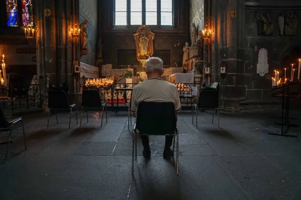 Clermont Ferrand 2020 Man Sitting Chair Prays Interior Cathedral Clermont — Stock Photo, Image