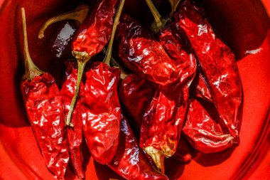 Mortara 09 / 15 / 2020: kırmızı tabakta kurutulmuş kırmızı biber