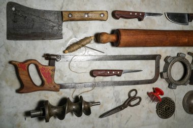 Mortara 09 / 10 / 2019: salam hazırlamak için mutfak aletleri topluluğu