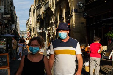 Bordeaux - 08 / 27 / 2020: Bordeaux sokaklarında maske koruması olanlar