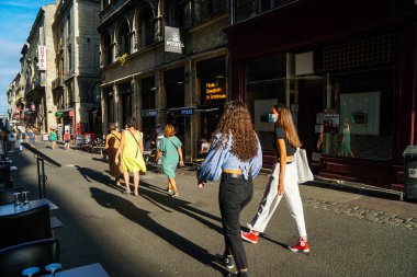 Bordeaux - 08 / 27 / 2020: Saint Remi sokağında yürüyen insanlar