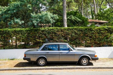 La Teste-de-Buch - 08 / 25 / 2020: güzel retro Volvo 244 arabası bir villanın önüne park edilmiş.