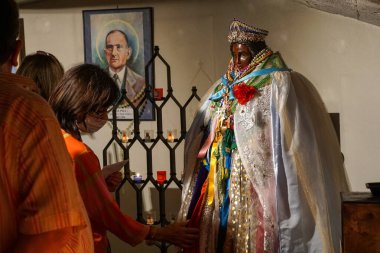 Saintes Maries de la Mer - 09 / 04 / 2020: Aziz Sarah heykelinin peçelerine dokunan inananlar