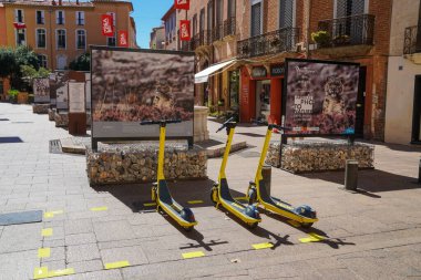 Perpignan - 09 / 02 / 2020: Açık hava sergisinin önüne park edilmiş kiralık elektrikli scooterlar