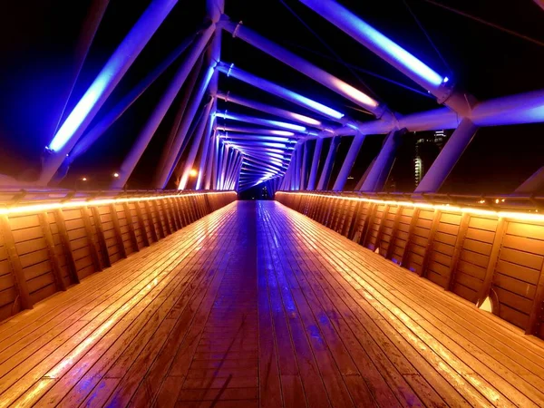 Міст Освітлений Кольоровим Світлодіоджерелом — стокове фото