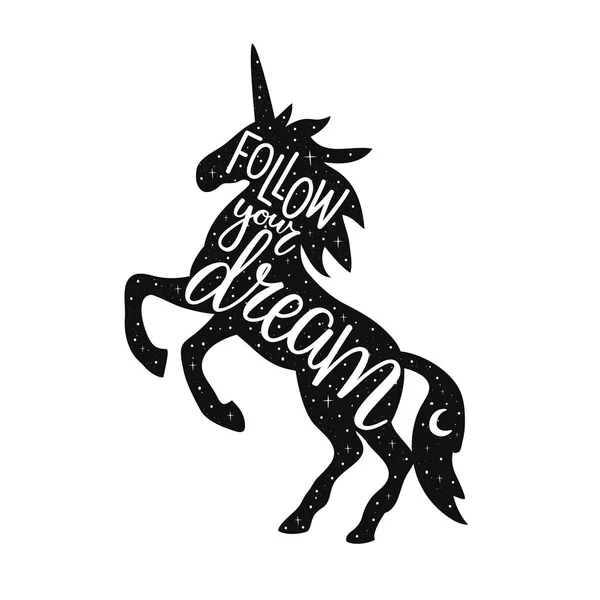 Illustration vectorielle avec silhouette licorne avec texture grunge et citation de calligraphie - suivez votre rêve. Les étoiles et la lune. Affiche de typographie inspirante, conception d'impression de vêtements — Image vectorielle