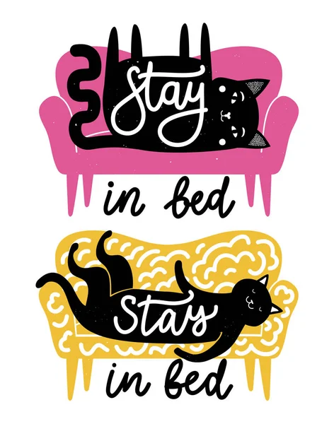 Juego de ilustración vectorial con gatos en el sofá y texto de letras - Quédate en la cama . — Vector de stock