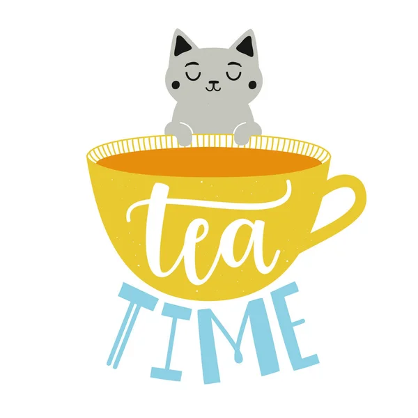 Vektor illustration med grå katt och mugg. Tea tid bokstäver text. Heminredning typografi affisch, Café meny designelement, gratulationskort Print med tamdjur — Stock vektor