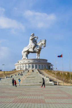 Cengiz Han Binicilik Heykeli, Cengiz Han Heykeli Kompleksi 'nin bir parçası olan Cengiz Han' ın at sırtında Tsonjin Boldog 'daki Tuul Nehri' nin kıyısında (33.55 km) yer alan bir heykelidir.