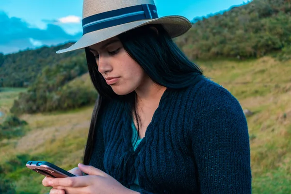 Akıllı telefonuyla konuşan konsantre bir kadın.