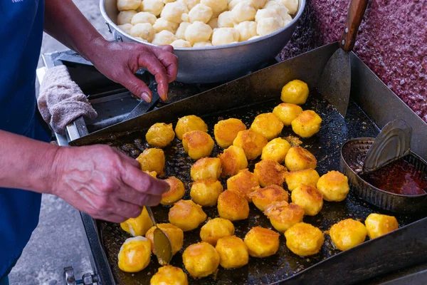 Tanınmayan bir kadın patates kızartması pişiriyor.