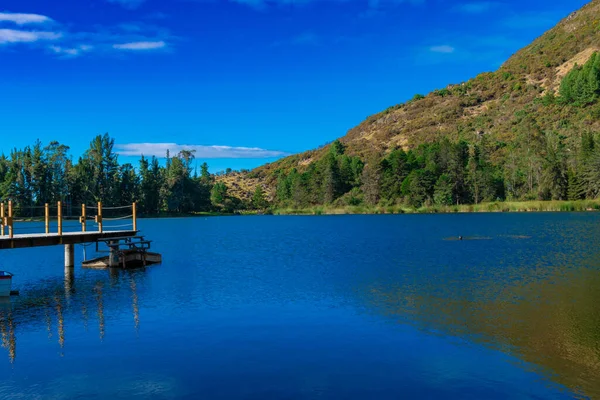 Giron Ekvador 'da rıhtımı ve teknesi olan Busa Gölü..