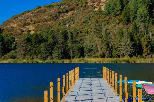 Giron Ekvador 'da rıhtımı ve teknesi olan Busa Gölü..