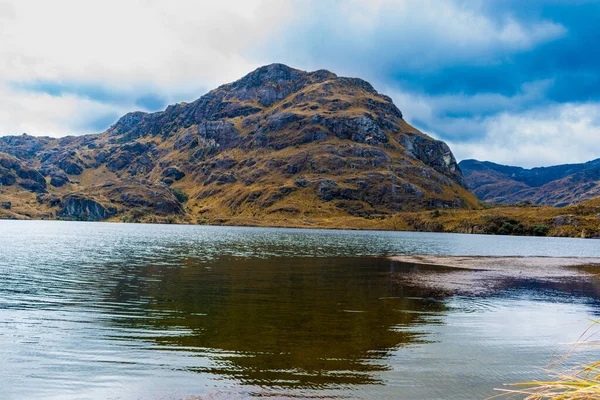 Toreadora Gölü ve Cajas Ulusal Parkı, Ekvador 'da bir dağ