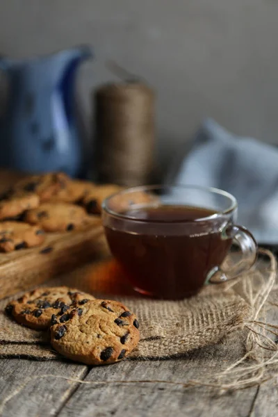Bardakta Bir Fincan Sıcak Siyah Çay Çaydanlık Üzerinde Çikolata Parçacıklı — Stok fotoğraf