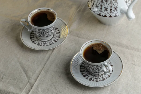 Cafetière Tasses Avec Café Sur Table Avec Une Nappe Lin — Photo