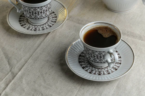 Cafetière Tasses Avec Café Sur Table Avec Une Nappe Lin — Photo