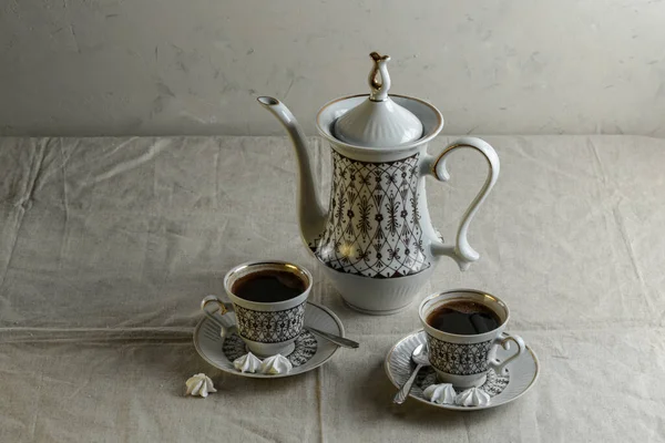 Cafetière Tasses Avec Café Sur Table Avec Une Nappe Lin — Photo