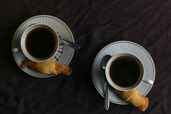 Tassen Mit Kaffee Auf Einem Tisch Mit Dunklem Leinentischtuch Mit — Stockfoto