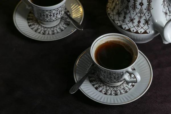 Coffee Pot Cups Coffee Table Dark Linen Tablecloth Dark Background — Stock Photo, Image