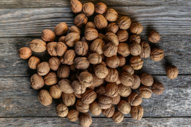 Eski ahşap bir masada cevizler