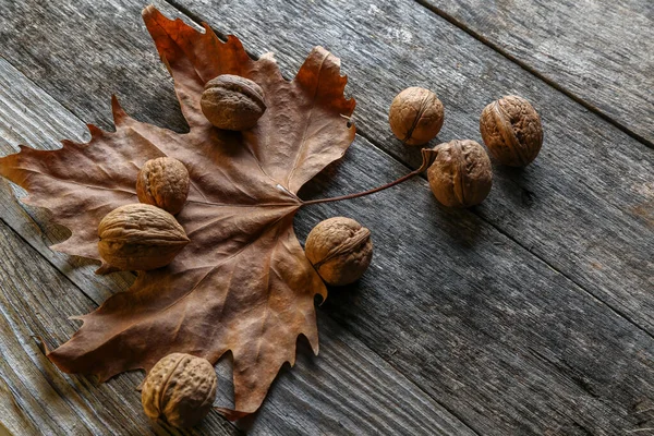 Eski Ahşap Bir Masanın Üzerinde Cevizli Bir Ağaç Yaprakları — Stok fotoğraf