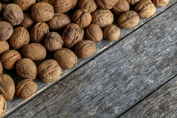 Eski ahşap bir masada cevizler