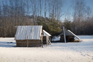 ahşap yol kenarında karlı ormandaki orman