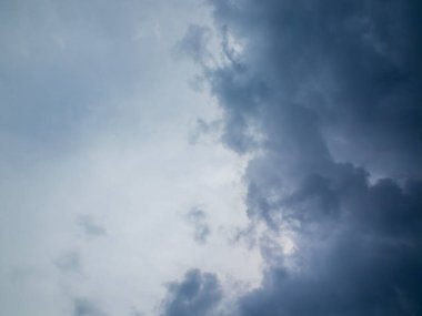 Fırtınalı bulutların canlı mavi ve gri tonlarıyla dinamik görüntüsü.