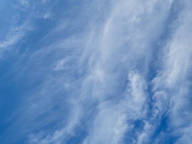 Uçsuz bucaksız mavi gökyüzünde süzülen yumuşak ince bulutlar..