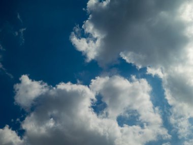 Parlak mavi bir gökyüzü Güzel, güneşli beyaz bulutlarla dolu.