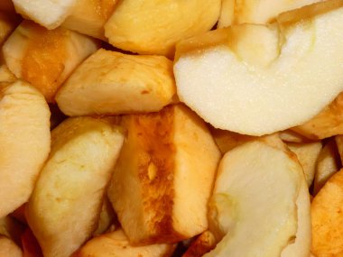 Taze ve oksitlenmiş elma dilimlerinin yakın plan görüntüsü.